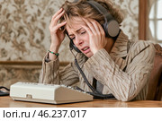 Женщина в наушниках разговаривает по телефону. Телефонное мошенничество вызывает слезы у жертвы во время разговора. Стоковое AI-изображение, AI-художник Сергей Никифоров-Гордеев / Фотобанк Лори