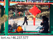 Пожилая женщина занимается гимнастикой в парке. The Palace park in the Forbidden City located in Beijing, China (2024 год). Стоковое фото, фотограф Кекяляйнен Андрей / Фотобанк Лори