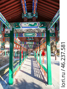Павильоны, коридоры и деревянные расписные конструкции в парке. The Palace park (Forbidden City) located in Beijing, China (2024 год). Редакционное фото, фотограф Кекяляйнен Андрей / Фотобанк Лори