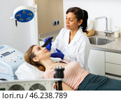 Hispanic woman beautician doing needle-free mesotherapy for young woman. Стоковое фото, фотограф Яков Филимонов / Фотобанк Лори