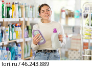 Woman choosing fabric softener. Стоковое фото, фотограф Яков Филимонов / Фотобанк Лори