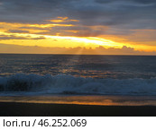 Scalea, Italy. November 10, 2024. Calabria. Sunset, the sun sets in the sea, its rays break through thick clouds. Стоковое фото, фотограф Мария Фетисова / Фотобанк Лори