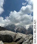 Majestic Himalayan view. Rocky mountains partly covered with snow and clouds against blue sky. View of Dhauladhar range in the indian Himalayas. Triund trek, Dharamsala, Himachal pradesh, India. (2024 год). Стоковое фото, фотограф Лариса Потехина / Фотобанк Лори