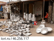 Блошиный рынок "Самгори" в Тбилиси, Грузия. Продажа кухонной утвари. Редакционное фото, фотограф Evgenia Shevardina / Фотобанк Лори