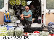 Блошиный рынок "Самгори" в Тбилиси, Грузия. Продавец на овощном рынке. Редакционное фото, фотограф Evgenia Shevardina / Фотобанк Лори