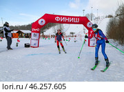 Чемпионат и первенство Московской области по альпинизму в дисциплине ски-альпинизм-спринт, 15 февраля 2025, горнолыжный клуб Леонида Тягачева. Финал, женщины. Две участницы  финишировали одна за другой. Редакционное фото, фотограф Наталья Николаева / Фотобанк Лори