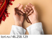 Hands of praying Muslim man with tasbih on color background. Стоковое фото, фотограф Pixel_shot / Фотобанк Лори