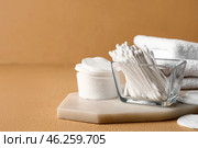 Bowl with cotton swabs, pads and towels on color background. Стоковое фото, фотограф Pixel_shot / Фотобанк Лори