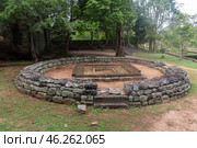 Водный сад ( water garden ) у подножия Львиной скалы. Руины крепости Сигирия (Sigiriya), Шри-Ланка. Стоковое фото, фотограф Дымов Игорь / Фотобанк Лори