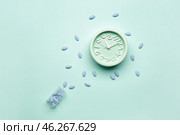 Alarm clock and sleeping pills on color background. Стоковое фото, фотограф Pixel_shot / Фотобанк Лори