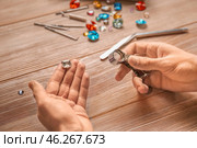 Jeweler examining gemstones in workshop. Стоковое фото, фотограф Pixel_shot / Фотобанк Лори