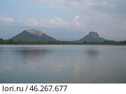 Видовая точка на озере Талкот (Thalkote). Видна на гору Пидарунгала (Pidurangala Rock) и крепость Сигирия (Sigiriya) на Львиной скале. Шри Ланка. Стоковое фото, фотограф Дымов Игорь / Фотобанк Лори