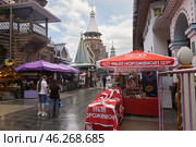 Палатка с мороженым. Измайловский кремль, Москва (2024 год). Редакционное фото, фотограф Evgenia Shevardina / Фотобанк Лори