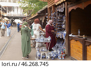 Блошинный рынок в Измайловском кремле, Москва. Продажа гжели и арабские туристки (2024 год). Редакционное фото, фотограф Evgenia Shevardina / Фотобанк Лори