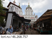 Блошинный рынок в Измайловском кремле. Москва (2024 год). Редакционное фото, фотограф Evgenia Shevardina / Фотобанк Лори