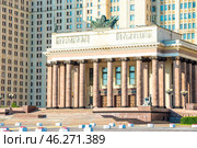 Columned entrance of Lomonosov Moscow State University. Russia (2017 год). Стоковое фото, фотограф Константин Лабунский / Фотобанк Лори