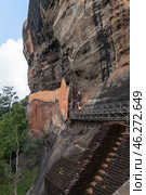 Зеркальная стена на склоне Львиной скалы. Руины крепости Сигирия (Sigiriya), Шри-Ланка. Стоковое фото, фотограф Дымов Игорь / Фотобанк Лори
