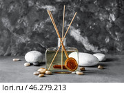 Reed diffuser with cinnamon, citrus and spa stones on grunge background. Стоковое фото, фотограф Pixel_shot / Фотобанк Лори