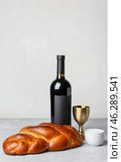 Traditional challah bread with wine on light background. Shabbat Shalom. Стоковое фото, фотограф Pixel_shot / Фотобанк Лори