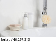 Body care cosmetics with bast wisp on bathtub. Стоковое фото, фотограф Pixel_shot / Фотобанк Лори