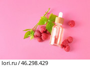 Bottle of raspberry essential oil on color background. Стоковое фото, фотограф Pixel_shot / Фотобанк Лори
