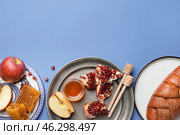 Composition for Rosh Hashanah (Jewish New Year) celebration on color background. Стоковое фото, фотограф Pixel_shot / Фотобанк Лори