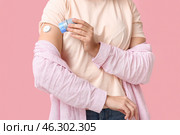 Woman with glucose sensor for measuring blood sugar level and applicator on pink background. Diabetes concept. Стоковое фото, фотограф Pixel_shot / Фотобанк Лори