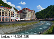 Отели Golden Tulip 4* и Tulip Inn 3* на курорте Роза Хутор в поселке Эсто-Садок, на фоне гор и реки Мзымта летним солнечным днем. Редакционное фото, фотограф Наталья Романюк / Фотобанк Лори