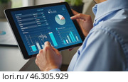 Man is holding a tablet and looking at a graph. Стоковое AI-видео, аниматор Sergey Grishin / Фотобанк Лори