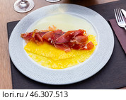 Delicious serving of pineapple and melon carpaccio with thinly sliced prosciutto. Стоковое фото, фотограф Яков Филимонов / Фотобанк Лори
