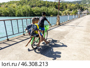 Таиланд. Ко Чанг. Дети едут на велосипеде после рыбалки. Thailand. Koh Chang. Children ride a bike after fishing. Стоковое фото, фотограф Алексей Смышляев / Фотобанк Лори