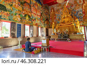Таиланд. Ко Чанг. Посетитель молится в буддистском храме Wat Klong Prao. Thailand. Koh Chang. A visitor prays at Wat Klong Prao Buddhist Temple. Стоковое фото, фотограф Алексей Смышляев / Фотобанк Лори