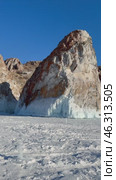 Vertical video of Baikal winter Lake on sunny February day. Famous Cape Sagan-Khushun or Three Brothers rocks are natural landmark of Olkhon Island and tourist destination.  Winter travels and outdoors. Стоковое видео, видеограф Виктория Катьянова / Фотобанк Лори