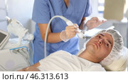 experienced female cosmetic specialist deftly operates hydrogen oxygen cleaning attachment, ensuring thorough and effective treatment for her male patient's skin. Стоковое видео, видеограф Яков Филимонов / Фотобанк Лори