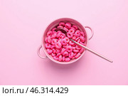 Pot with tasty cornflakes on pink background. Стоковое фото, фотограф Pixel_shot / Фотобанк Лори