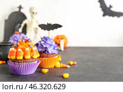 Tasty Halloween cupcakes with candy corns on dark table, closeup. Стоковое фото, фотограф Pixel_shot / Фотобанк Лори