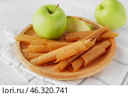 Wooden plate with tasty apple pastilles on light background, closeup. Стоковое фото, фотограф Pixel_shot / Фотобанк Лори