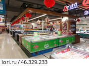 Интерьер продуктового супермаркета в Китае, отдел с охлажденными и замороженными продуктами (2024 год). Редакционное фото, фотограф Кекяляйнен Андрей / Фотобанк Лори