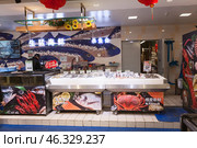 Отдел с охлажденными свежими морепродуктами в сетевом супермаркете Wumart. Ухань ,Китай (2024 год). Редакционное фото, фотограф Кекяляйнен Андрей / Фотобанк Лори