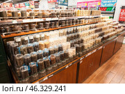 Приправы и специи в огромном ассортименте в супермаркете Wumart в городе Ухань, Китай (2024 год). Редакционное фото, фотограф Кекяляйнен Андрей / Фотобанк Лори