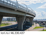 Intracity toll highway in Saint Petersburg near Krestovsky Island (2024 год). Редакционное фото, фотограф Василий Хомчин / Фотобанк Лори