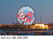 Эмблема российско-китайского фестиваля зимних видов спорта на колесе обозрения в китайском городе Хэйхэ. Редакционное фото, фотограф Виктор Нечаев / Фотобанк Лори