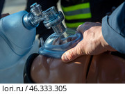 Сотрудники МЧС демонстрируют оказание первой медицинской помощи человеку на манекене в городе Москве, Россия. Редакционное фото, фотограф Николай Винокуров / Фотобанк Лори