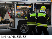 Сотрудник МЧС России стоит у автомобиля специальной службы в городе Москве, Россия. Редакционное фото, фотограф Николай Винокуров / Фотобанк Лори