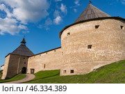 Воротная башня и Климентовская башня  средневековой крепости Старая Ладога. Ленинградская область. (2019 год). Стоковое фото, фотограф Дымов Игорь / Фотобанк Лори