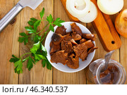 Pickled mushrooms (Lactarius deliciosus) with parsley. Стоковое фото, фотограф Яков Филимонов / Фотобанк Лори