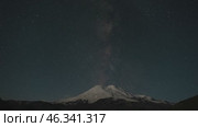 Night sky above Mount Elbrus and dawn. Стоковое видео, видеограф Михаил Коханчиков / Фотобанк Лори