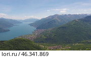Aerial landscape on Como lake between mountains (2017 год). Стоковое видео, видеограф Михаил Коханчиков / Фотобанк Лори