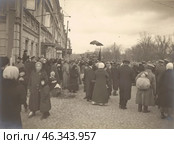 Празднование Первомая в Москве, шествие манифестантов. 1917 год. Стоковое фото, фотограф Сергей Елизарьев / Фотобанк Лори