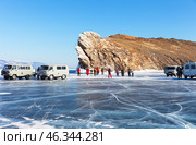 LAKE BAIKAL, OGOY ISLAND, IRKUTSK REGION, RUSSIA -  February 22, 2025: Many tourists come in SUVs across frozen Maloye More to famous Ogoy Island to take photos at Cape Dragon. Редакционное фото, фотограф Виктория Катьянова / Фотобанк Лори